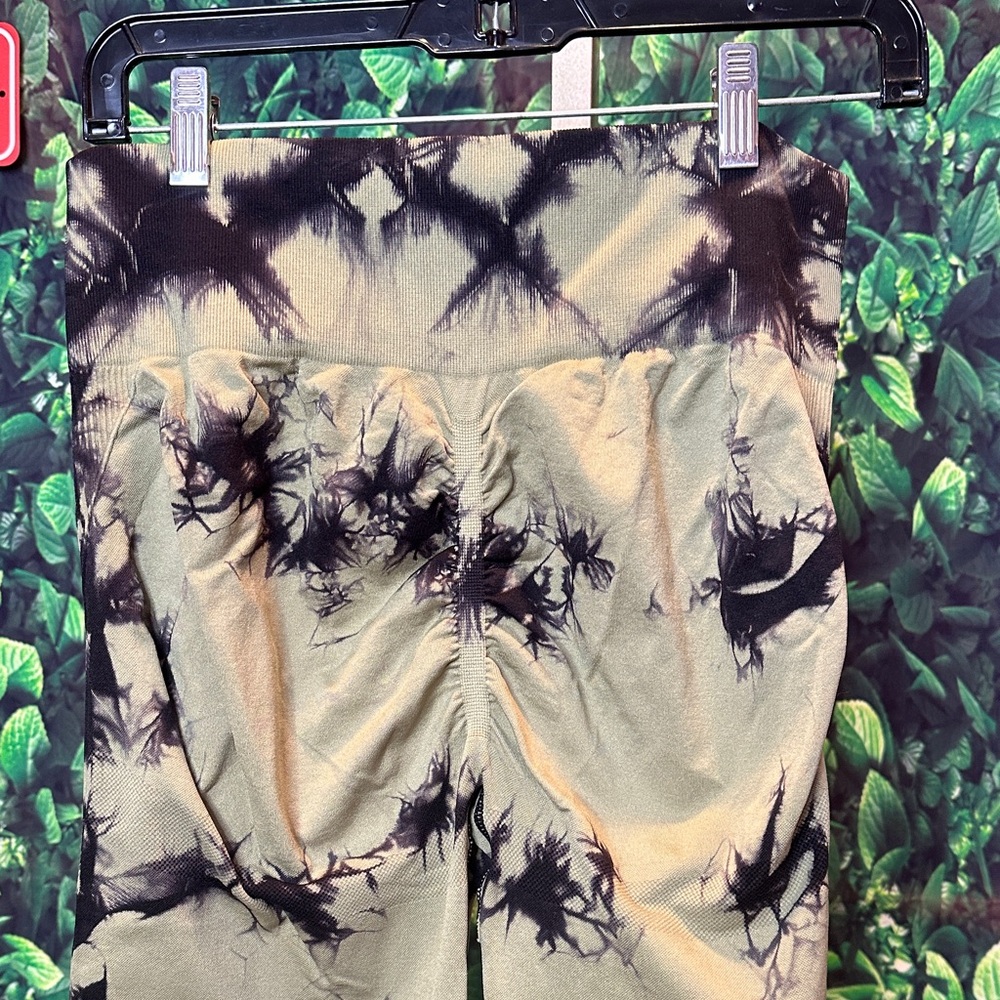 Tie-Dye Scrunch Booty Enhancing Leggings - Picture 5 of 6